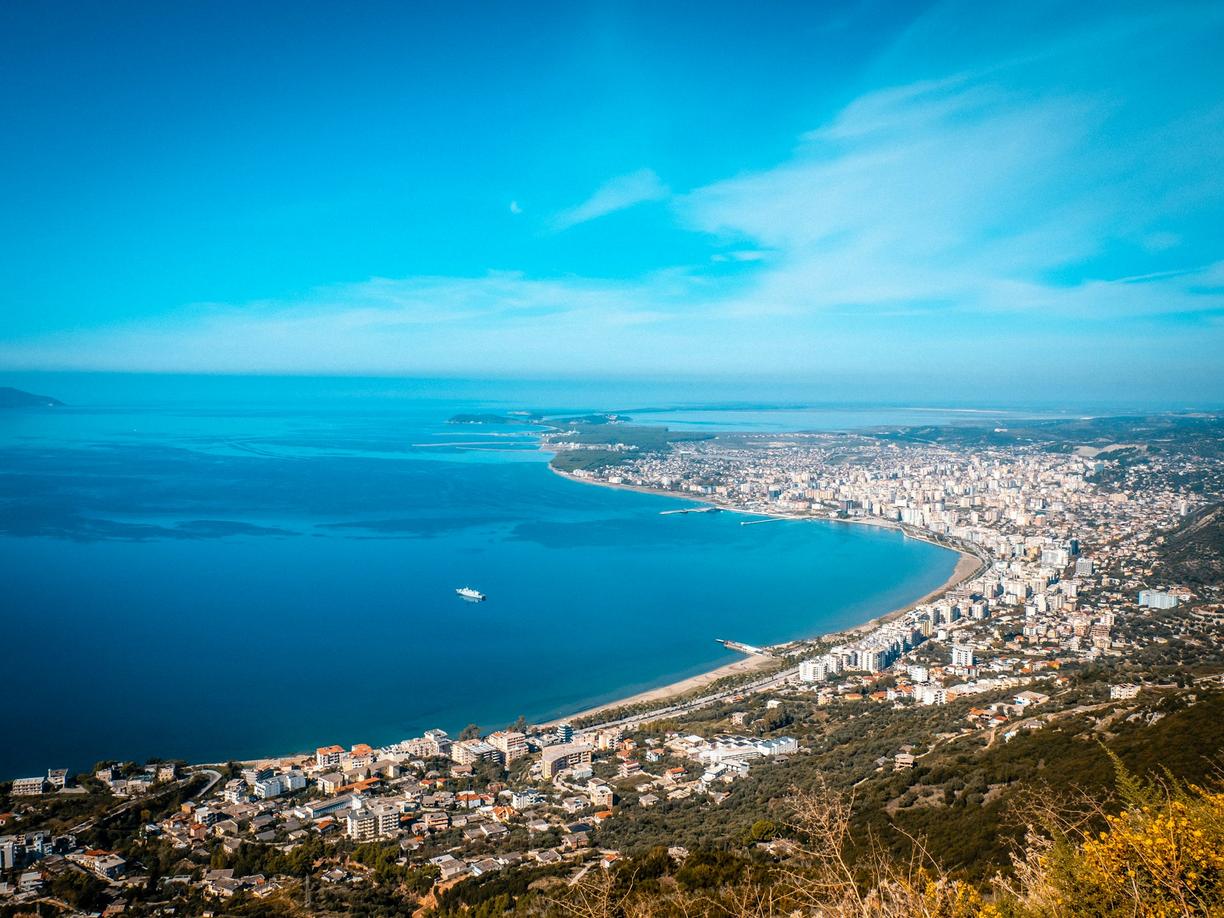 Albania. Plaże Vlory: od tętniących życiem kurortów po dzikie zatoczki – gdzie znaleźć idealne miejsce na relaks?