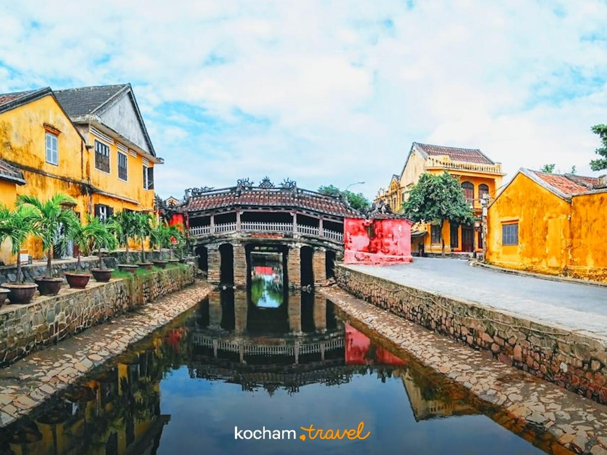 Japoński Kryty Most, Hoi An, Wietnam, zabytkowe miasto, kanał, żółte budynki.