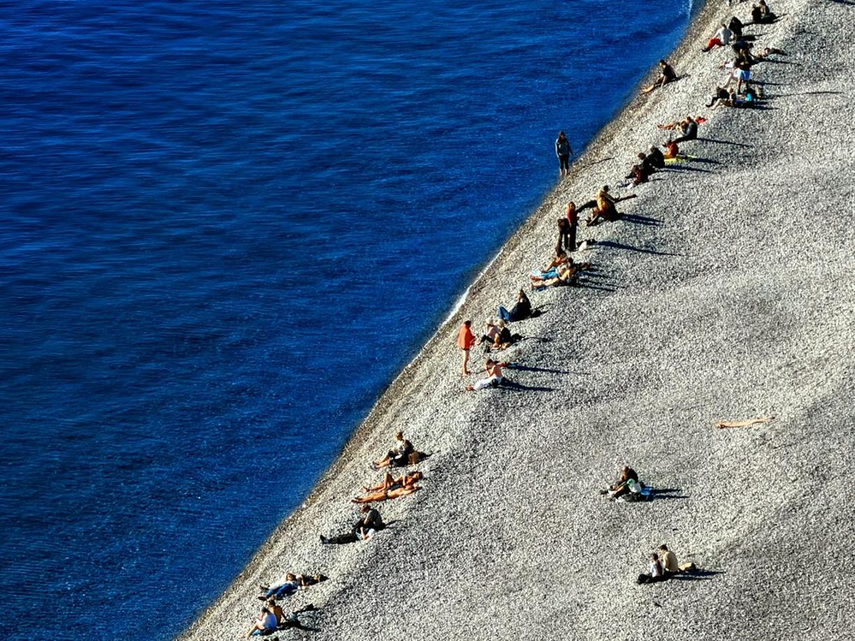 Piękna kamienista plaża w Nicei