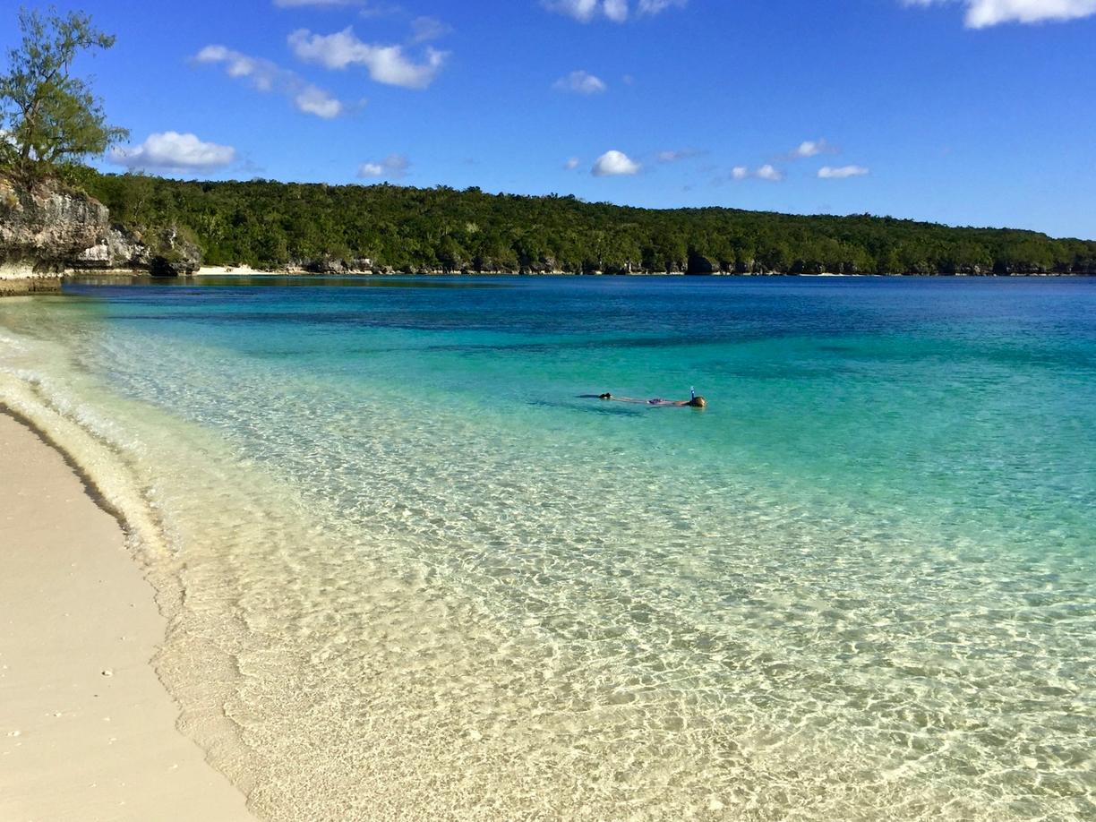 Oceania. Najpiękniejsze plaże w okolicach Luganville: Champagne Beach i inne perełki