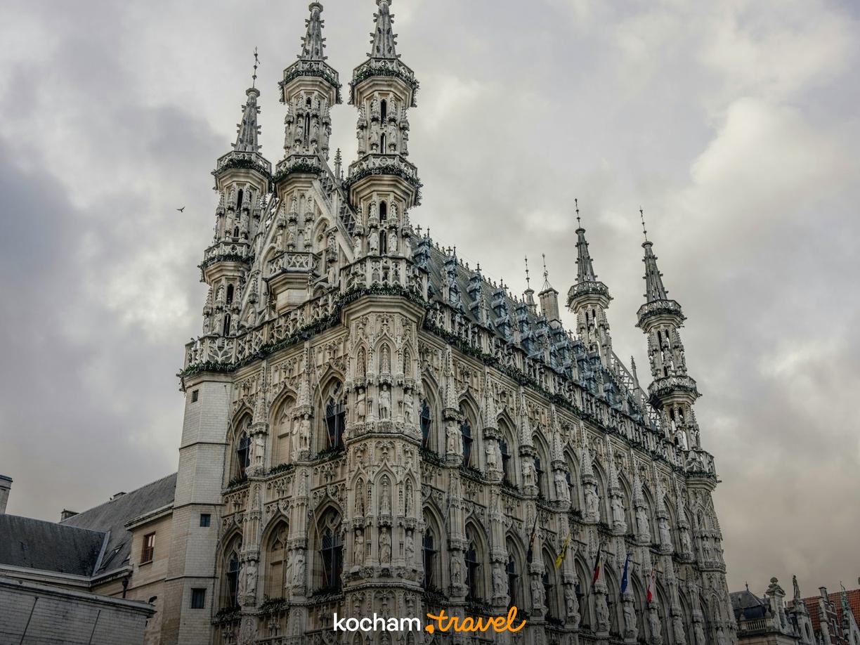 Bogato zdobiony gotycki ratusz w Leuven, Belgia.