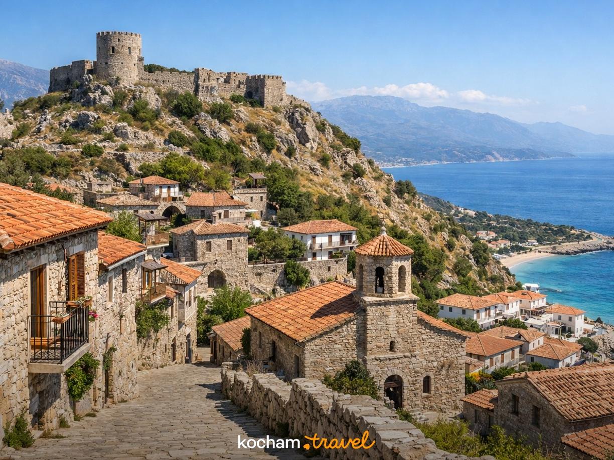 Ilustracja do tematu: Albania. Zamek i Stare Miasto w Himarze – historyczny spacer po sercu Riwiery.