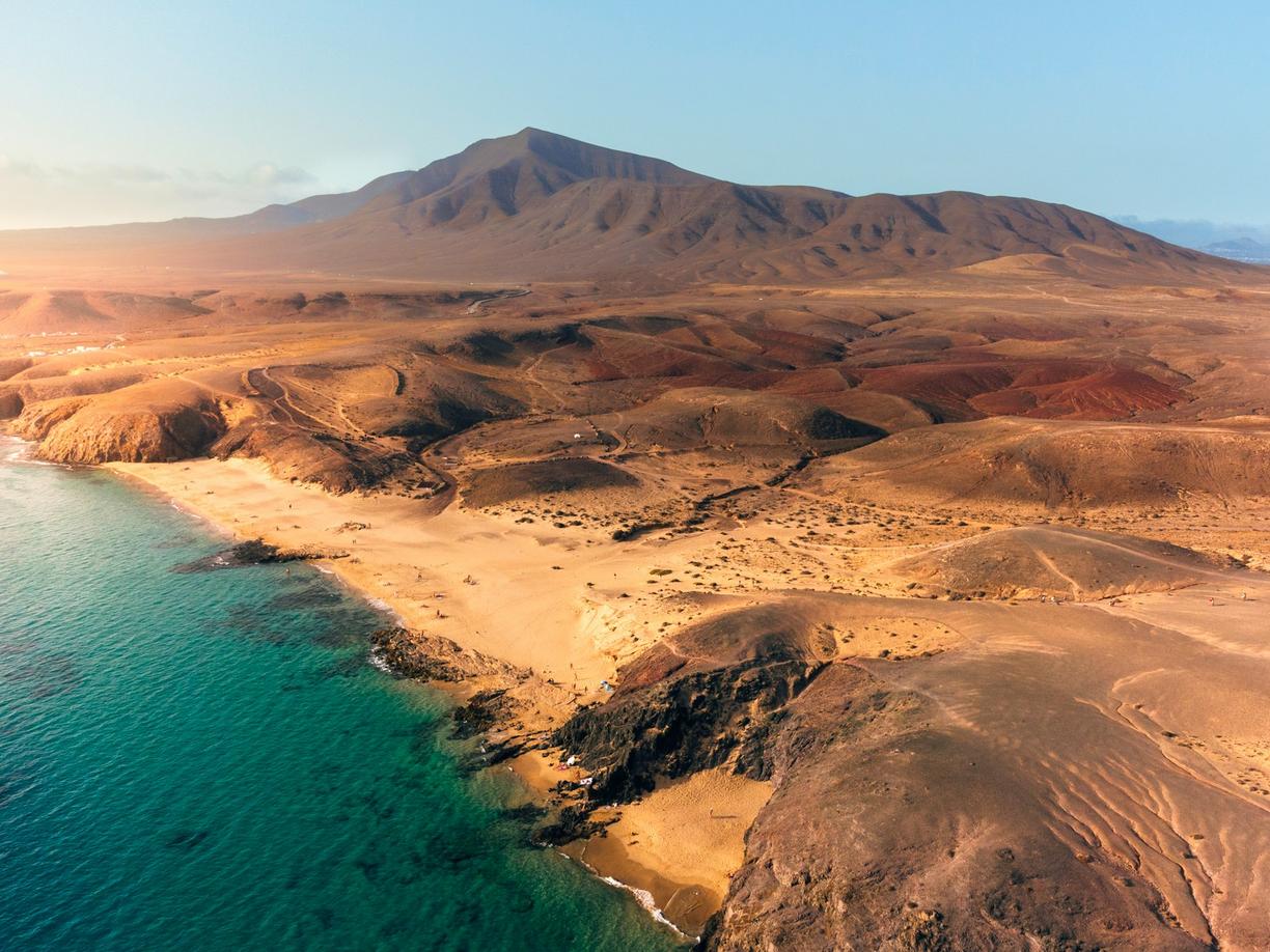 Hiszpania. Najpiękniejsze plaże na Lanzarote: Papagayo, Famara i czarne plaże wulkaniczne