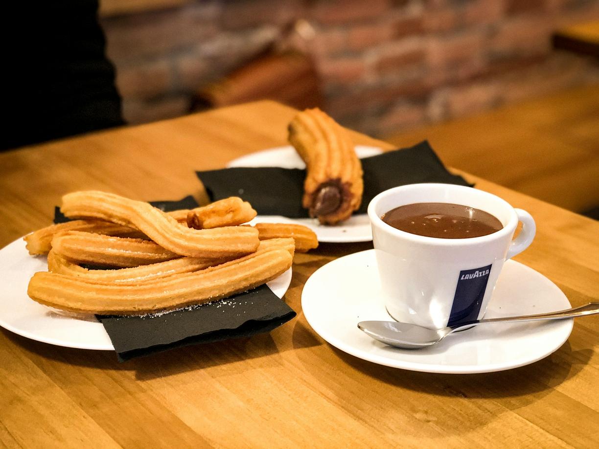 Hiszpania. Madryckie churros con chocolate: Gdzie znaleźć najlepsze i jak jeść jak lokales?