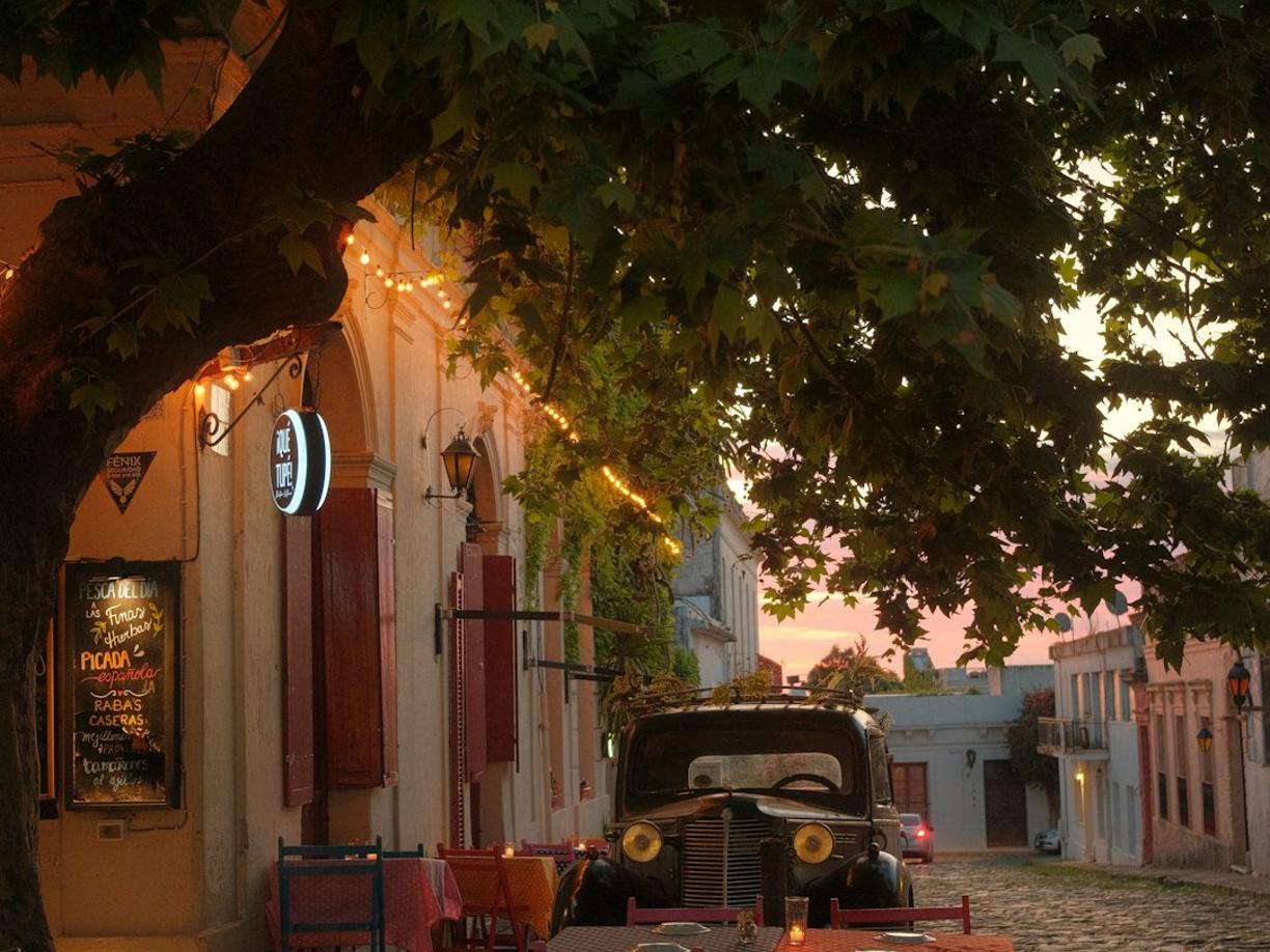 Urugwaj. Ceny w Colonia del Sacramento 2025/26: Ile kosztuje prom, obiad i wynajem wózka golfowego?