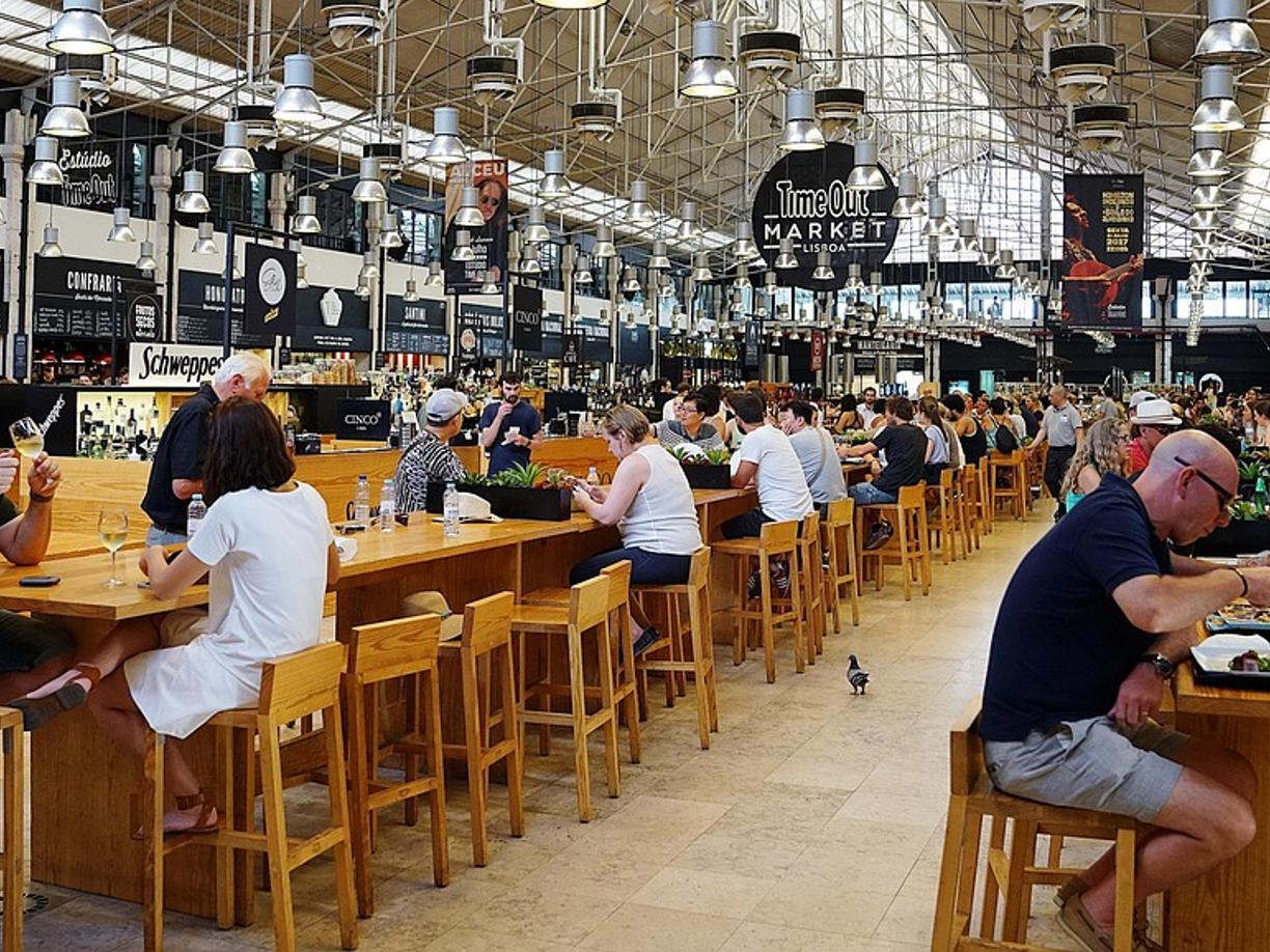 Słoneczny Brzeg: gdzie zjeść — lokalne klasyki i street food?