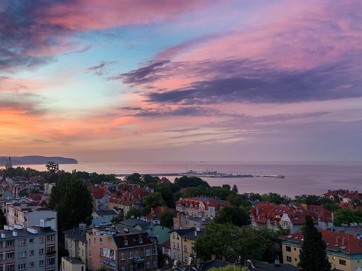 Sopot: jak dojechać i gdzie spać — przejrzysty plan?