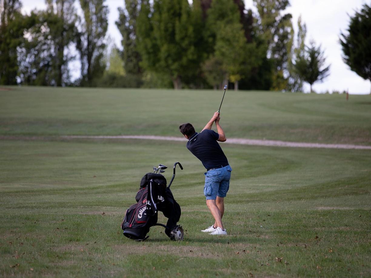 Jesienny golf trip: Oman – pakiety nocleg + green fee i logistyczne tipy