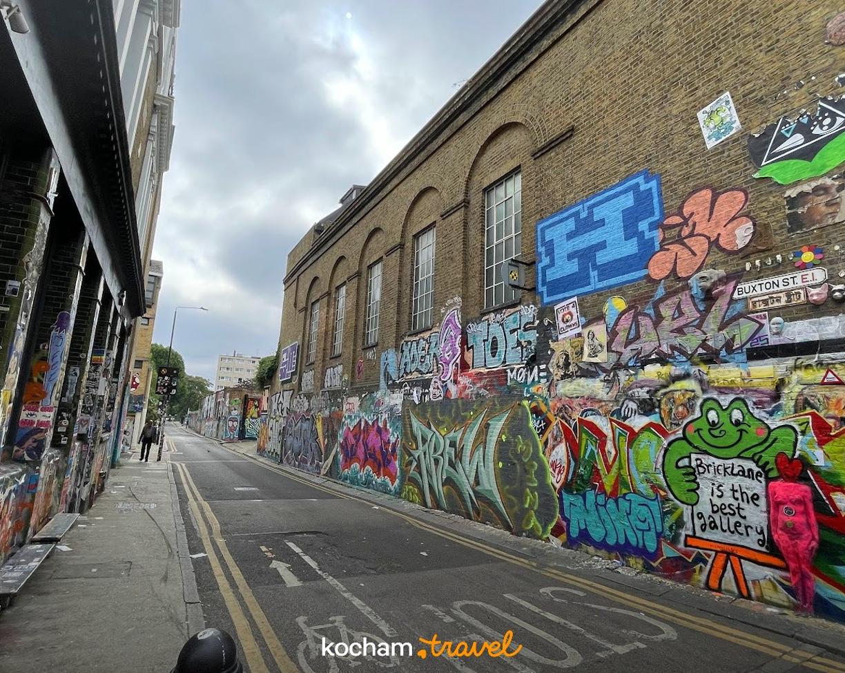 Kolorowe graffiti i sztuka uliczna na budynkach w Brick Lane, Londyn