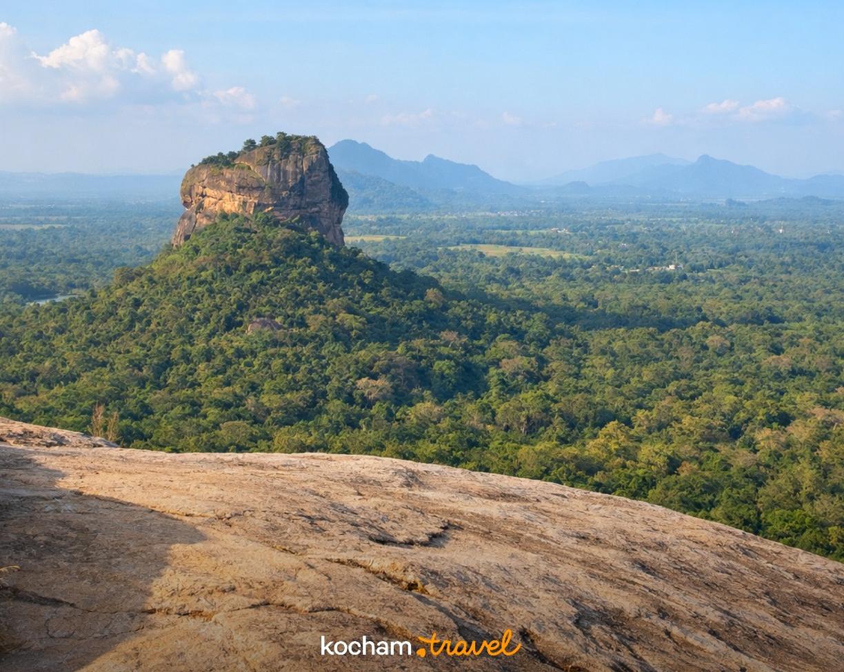Ilustracja do tematu: Sri Lanka. Pidurangala jako tania alternatywa w Sigiriyi. Aktualne ceny biletów wstępu w rupiach i złotówkach.