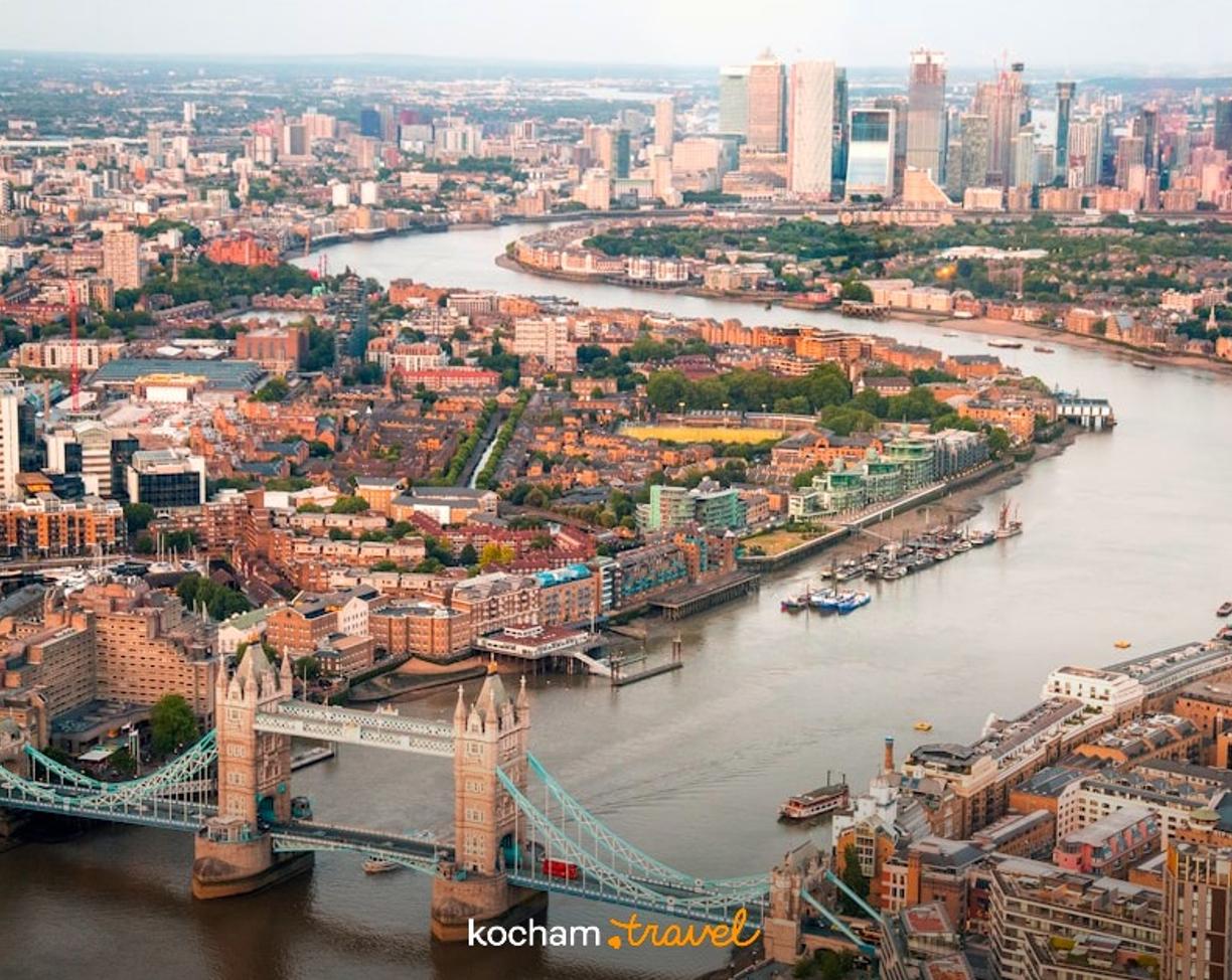 Panoramiczny widok Londynu z Mostem Tower Bridge i Tamizą.