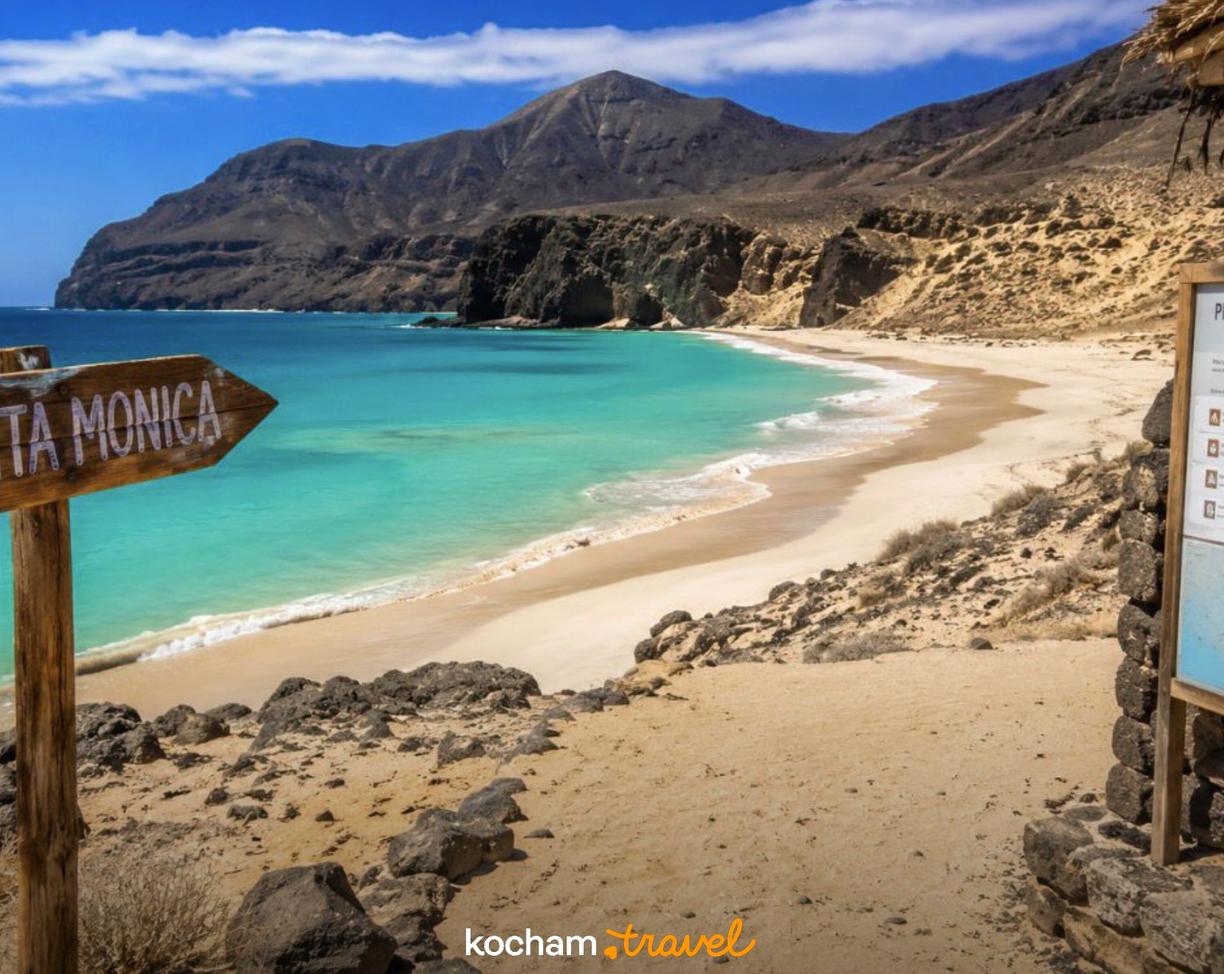 Malownicza plaża Santa Monica, Boa Vista, Cabo Verde, turkusowe morze i góry.