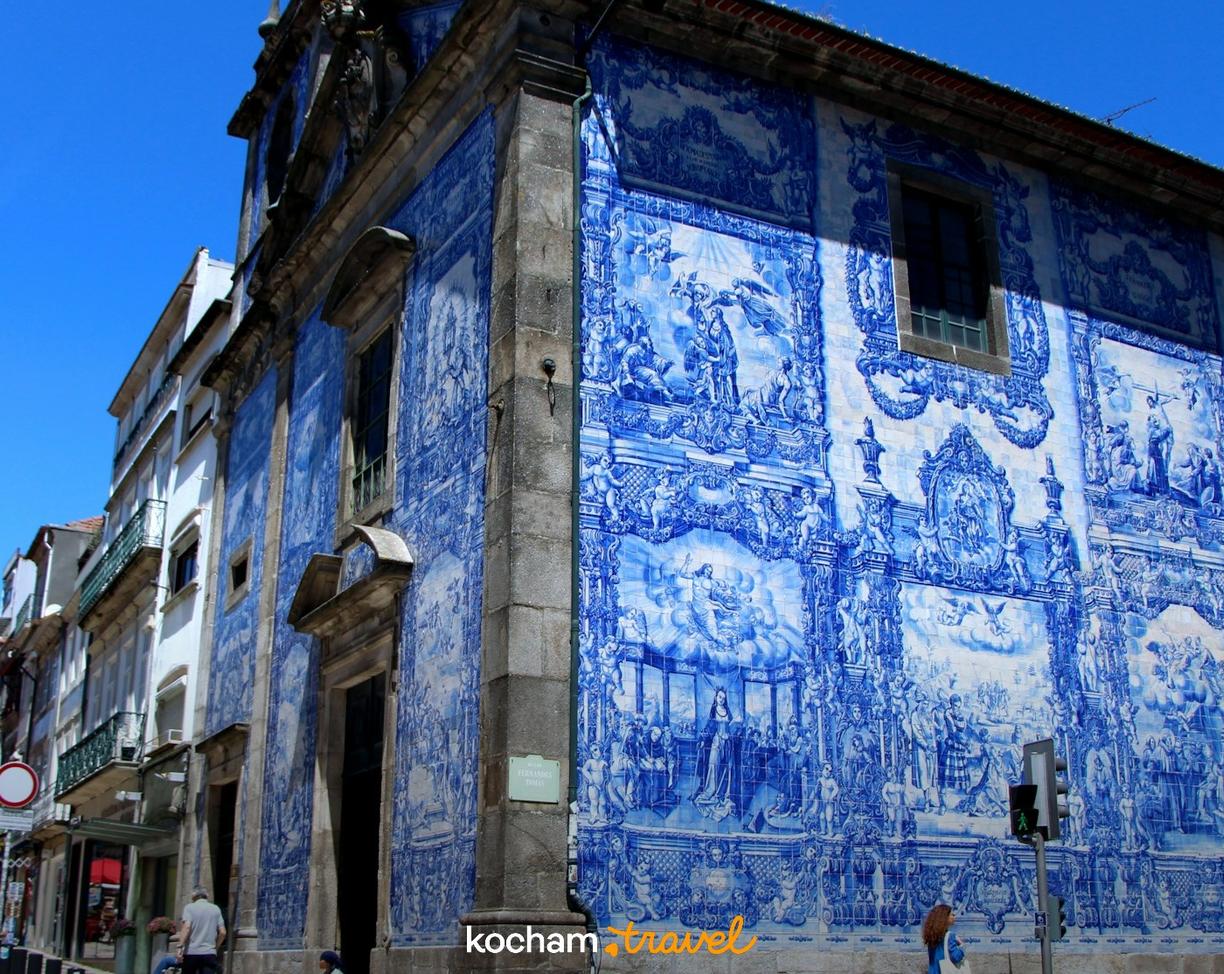 Słynne niebieskie azulejos na fasadzie zabytkowego kościoła w Porto.