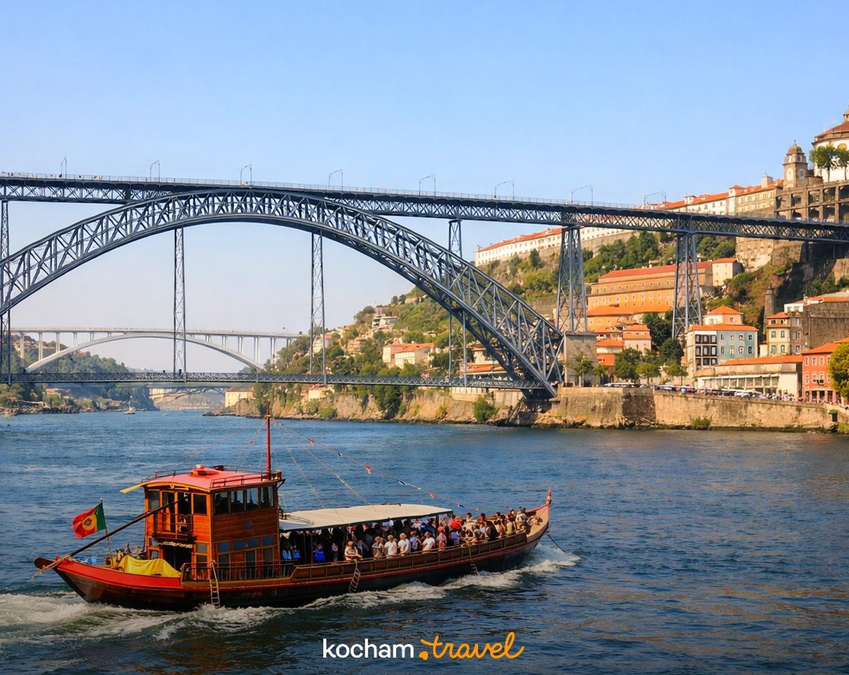 Ilustracja do tematu: City break z Gdańska: Porto - przewodnik po imponujących mostach i rejsach statkiem po rzece Duero w Portugalii.