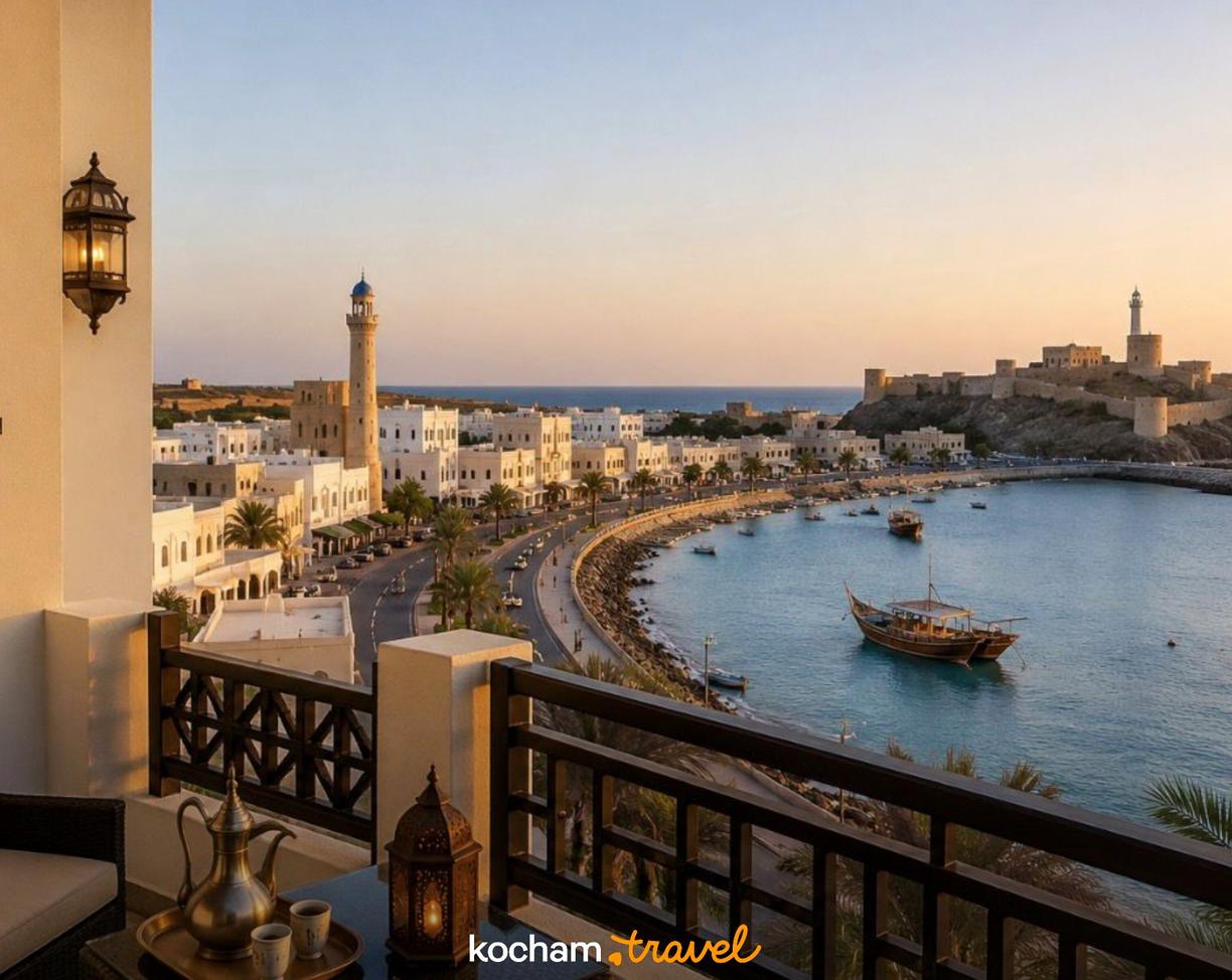 Oman, Sur: widok z Sur Hotel na miasto, zatokę i fort.