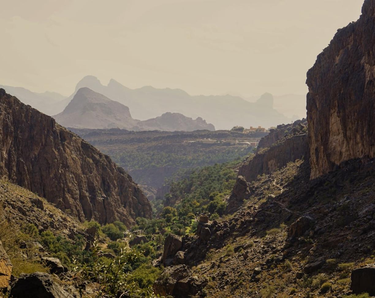 Trekking w górach Hajar: Jak zorganizować wycieczkę z Nizwy?