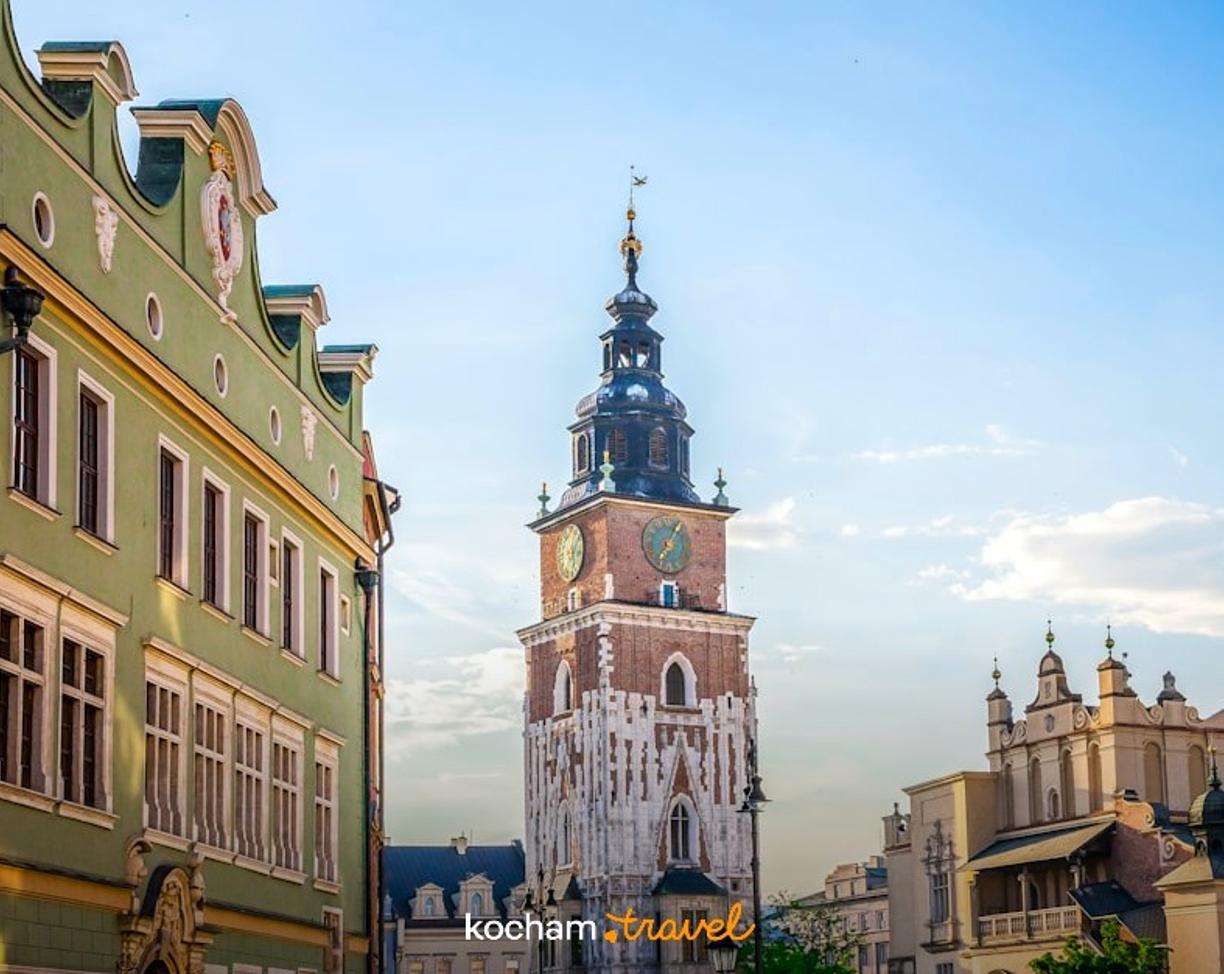 Zabytkowa Wieża Ratuszowa, Rynek Główny, Kraków, Polska w słoneczny dzień.