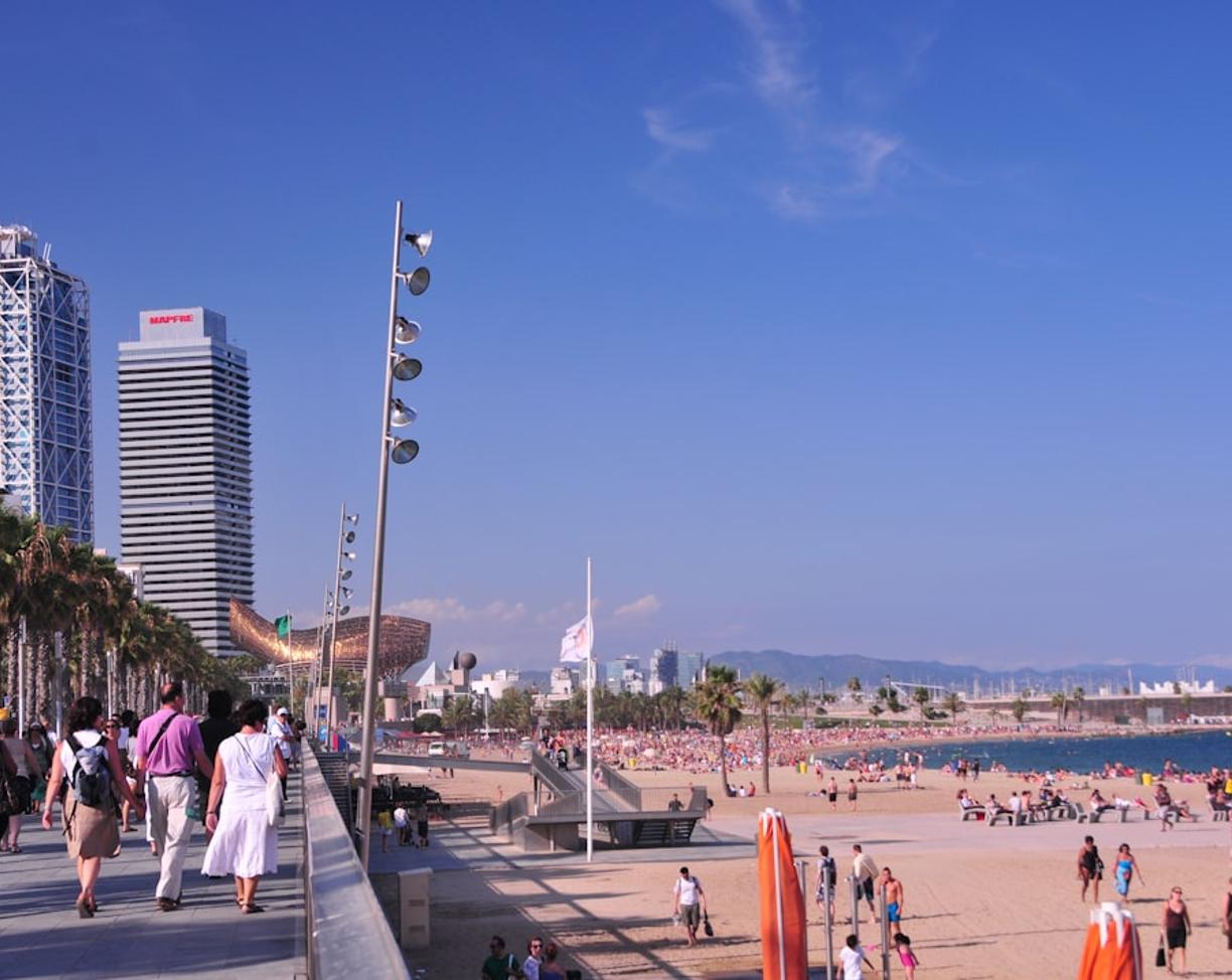 Najlepsze plaże w Barcelonie i okolicach: Od Barcelonety po Sitges