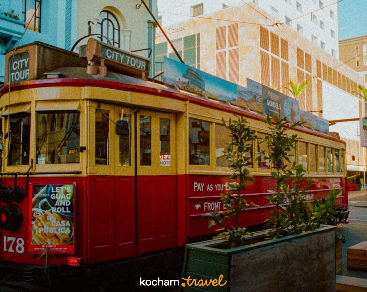 Historyczny czerwono-żółty tramwaj turystyczny w Christchurch.