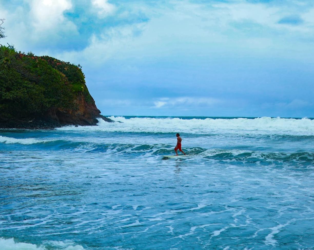Surfing na Kostaryce: Najlepsze spoty dla początkujących i zaawansowanych