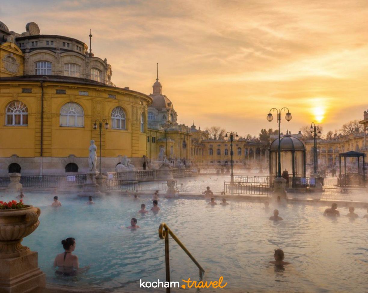 Parujące baseny termalne Széchenyi w Budapeszcie, piękny zachód słońca.