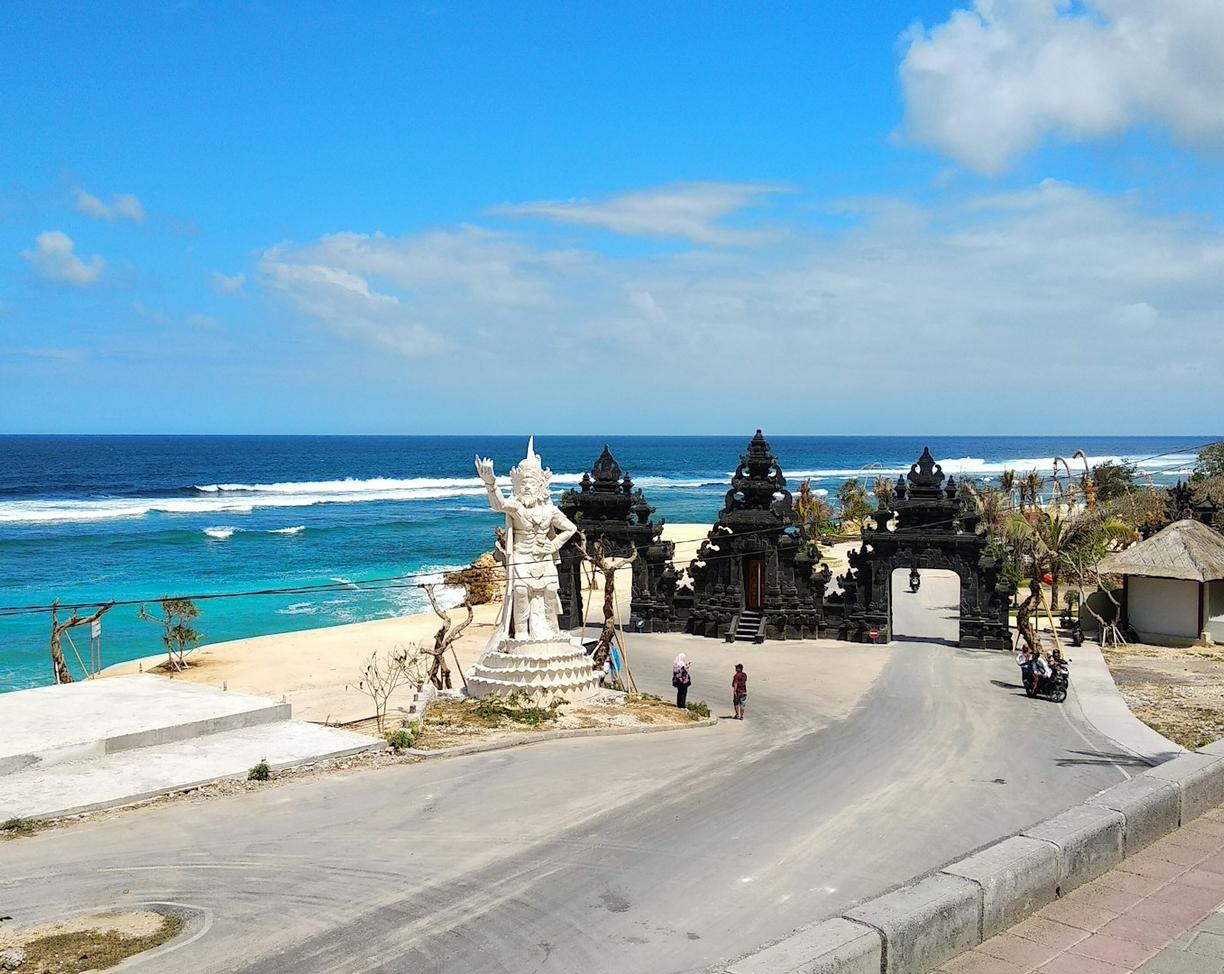 Indonezja. Ceny w Kucie 2025/26: Ile kosztuje lekcja surfingu, piwo Bintang i obiad?