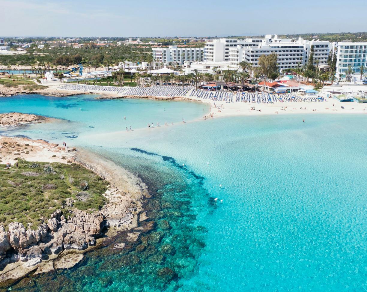 Cypr. Nissi Beach to nie wszystko: Odkryj ukryte zatoczki i spokojne plaże Ayia Napy