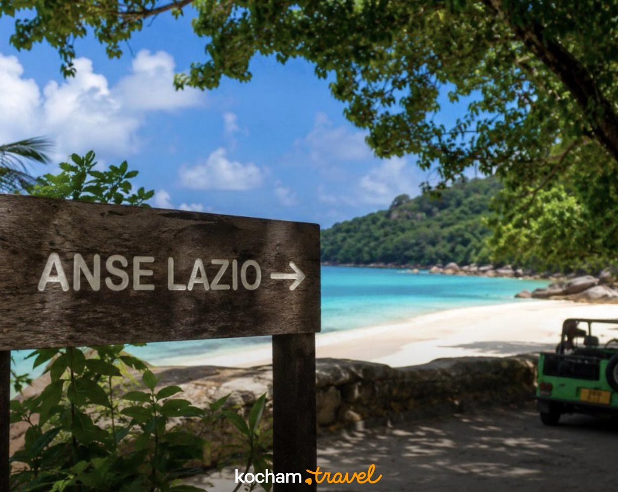 Drogowskaz na tropikalną plażę Anse Lazio na Seszelach.