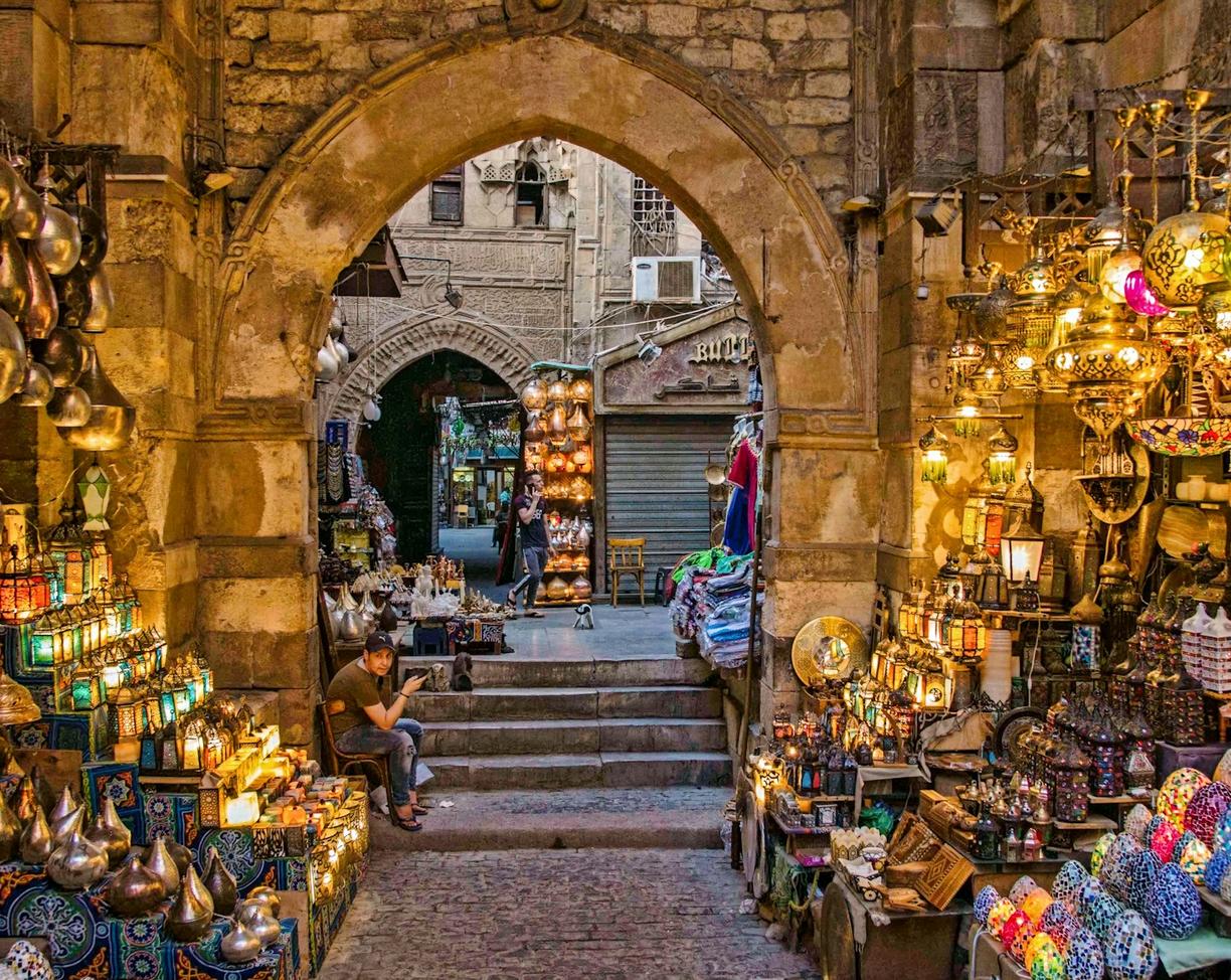 Orientalny bazar z kolorowymi lampami i rękodziełem w Kairze.