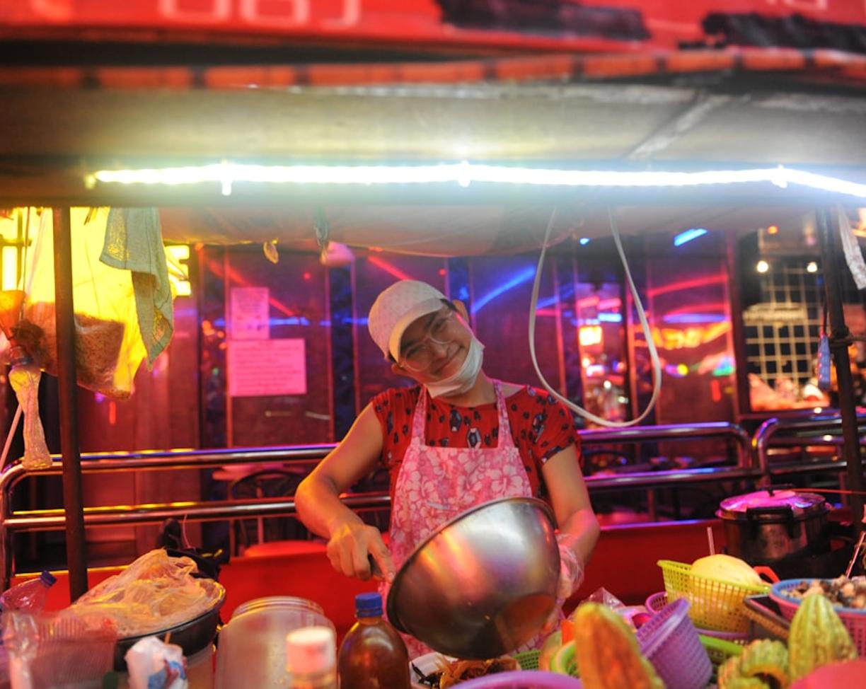 Ceny w Hanoi 2025/26: Ile kosztuje zupa pho, kawa z jajkiem i bilet do Teatru Lalek na Wodzie?