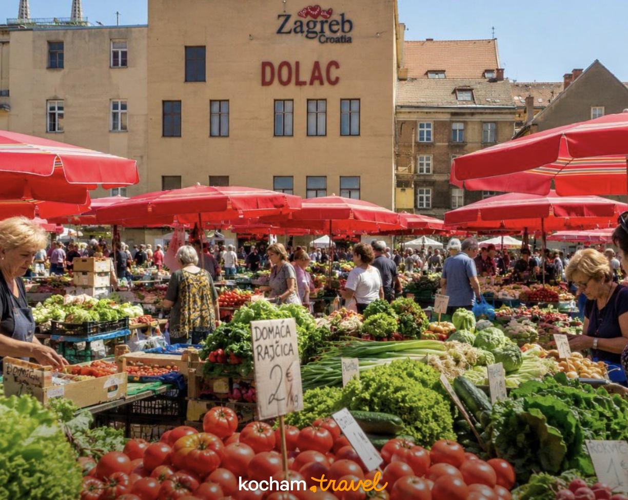Tętniący życiem rynek Dolac w Zagrzebiu ze świeżymi produktami.