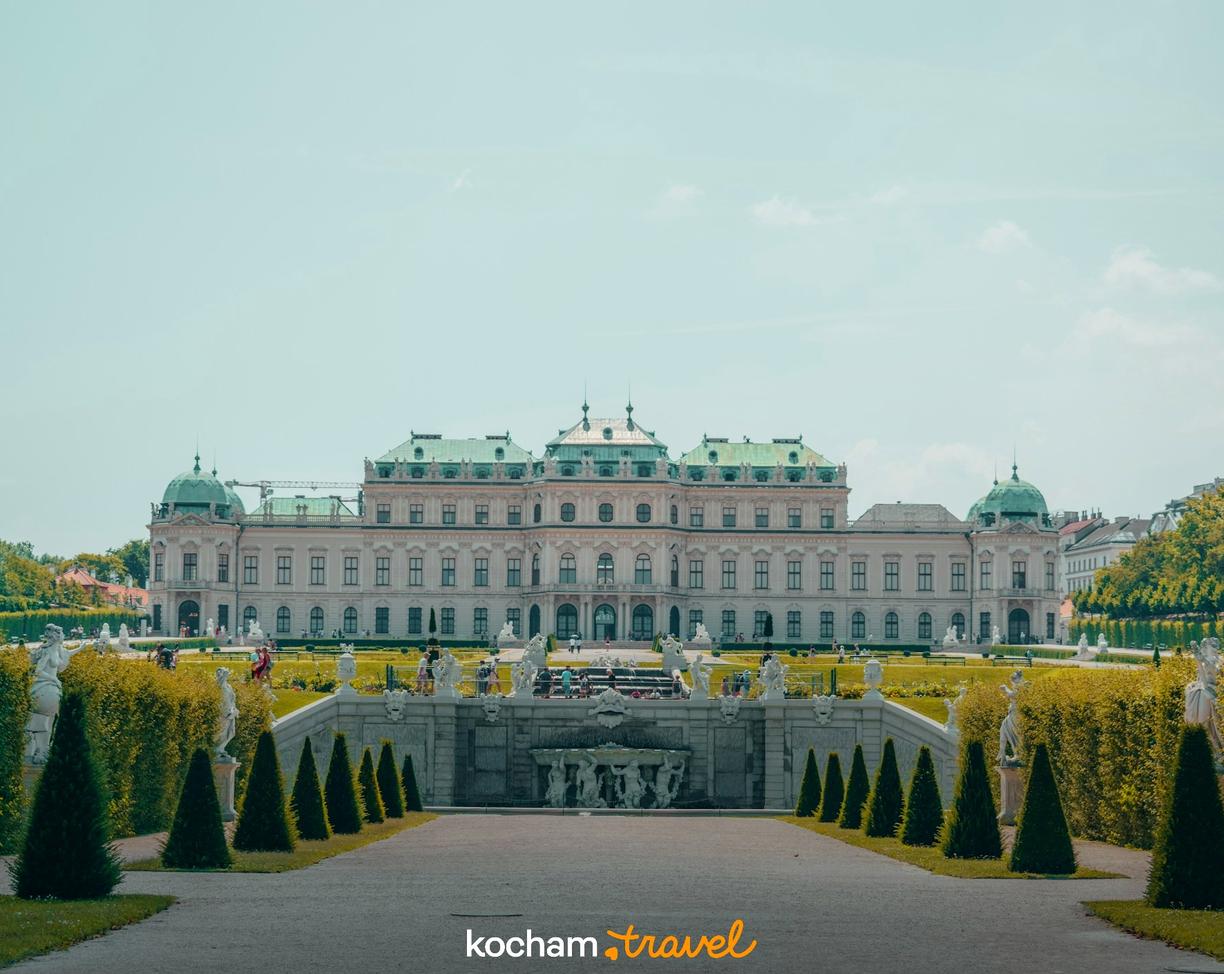 Pałac Belvedere w Wiedniu z barokowymi ogrodami, fontannami i posągami.