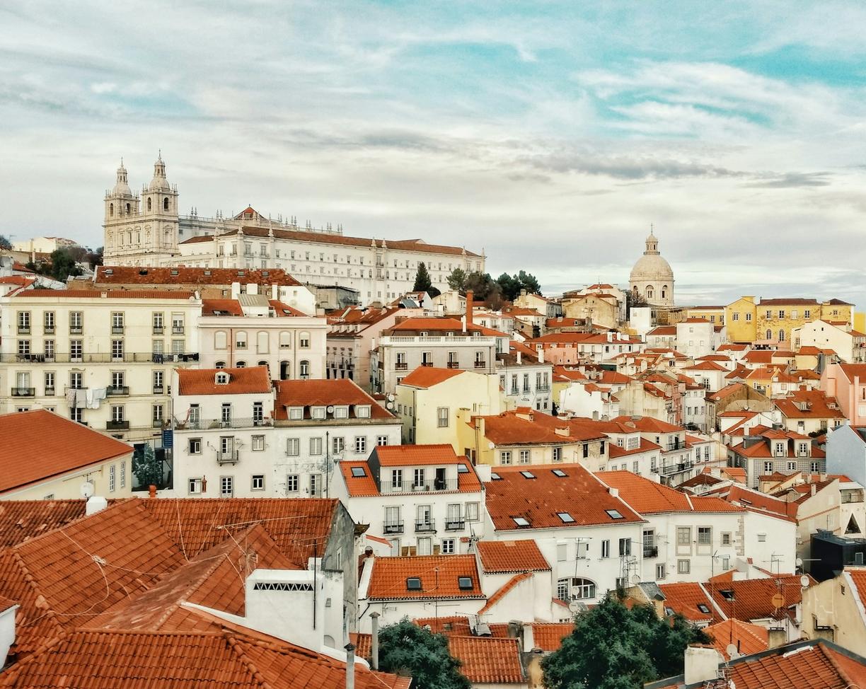 Portugalia. Lizbona nocą: Przewodnik po ukrytych barach i koncertach fado w Alfamie