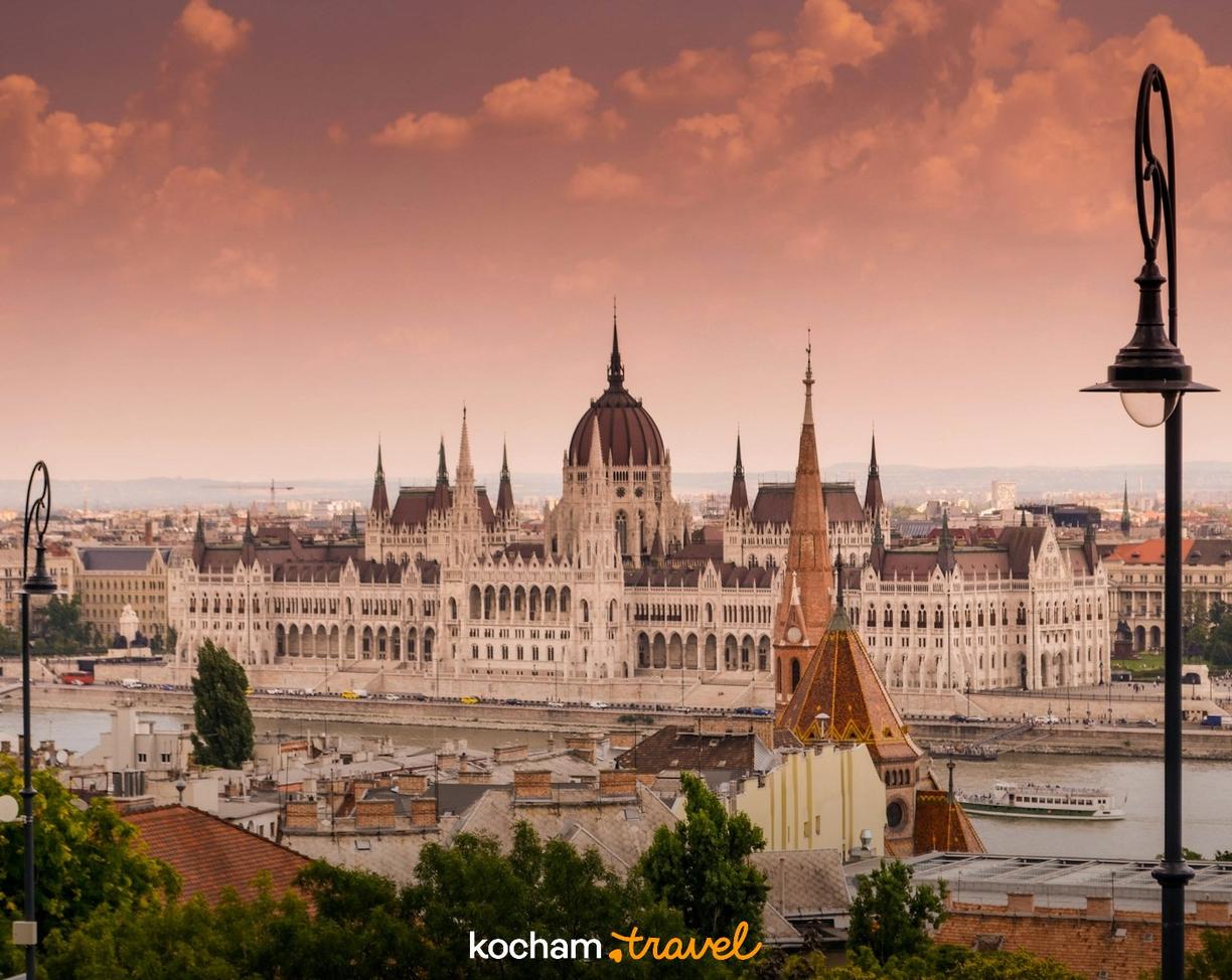 Panorama Budapesztu z Parlamentem Węgierskim i Dunajem o zachodzie słońca.