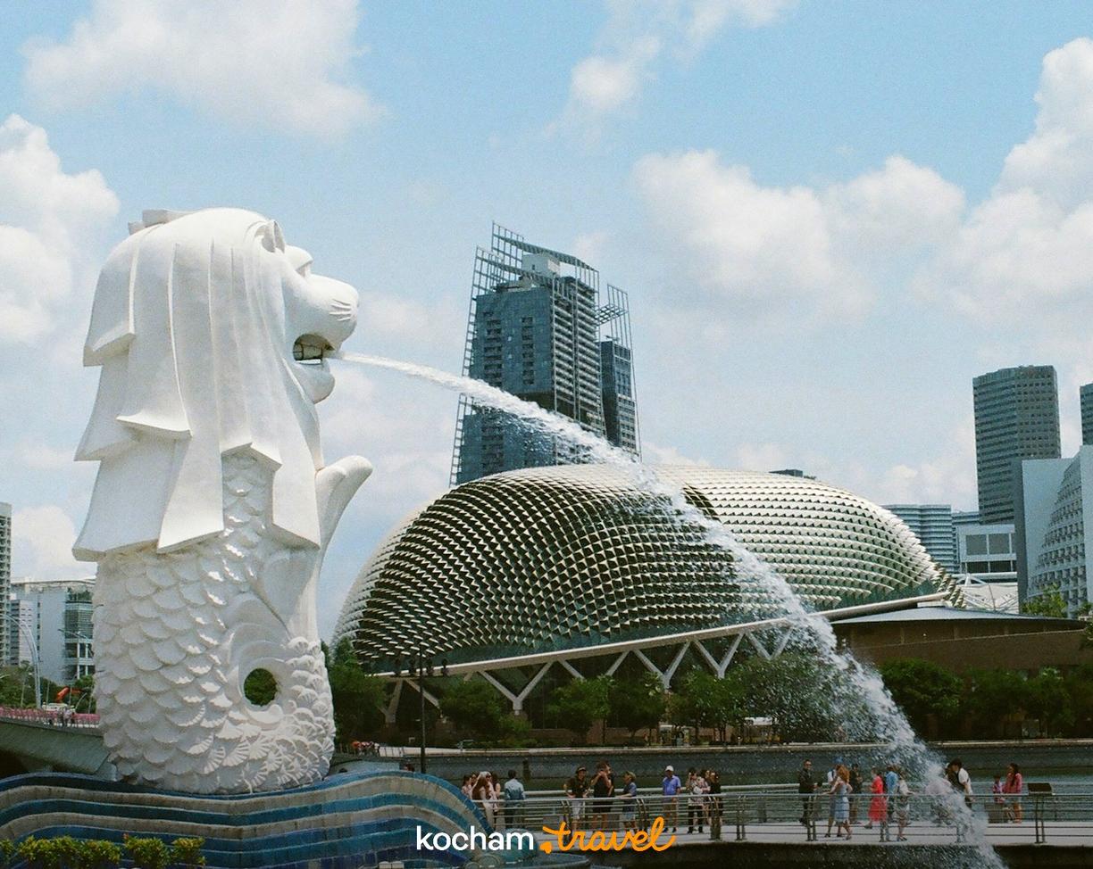 Merlion w Singapurze, fontanna i charakterystyczne budynki Esplanade.