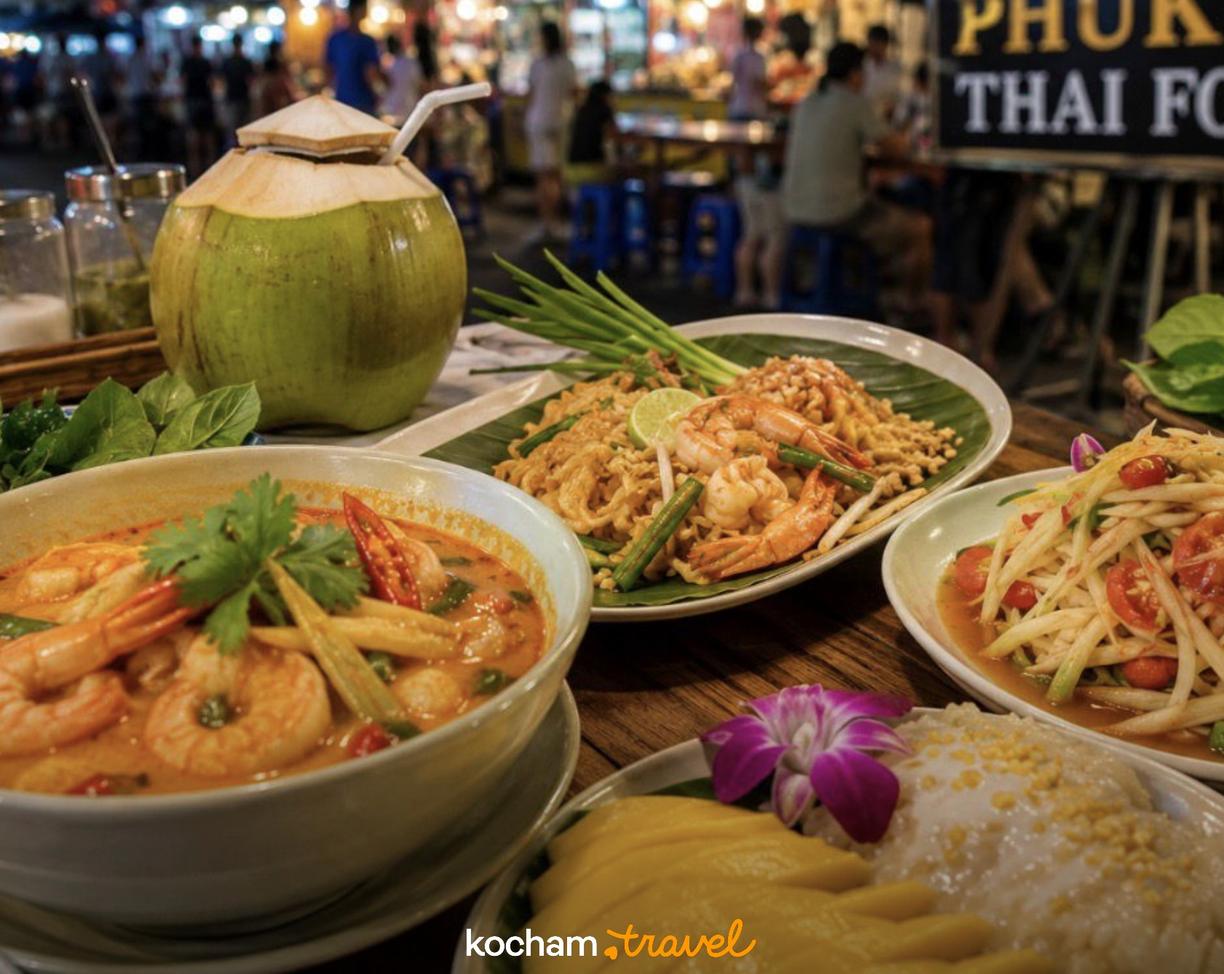 Uliczne jedzenie z Phuket: Tom Yum, Pad Thai, sałatka, kokos.