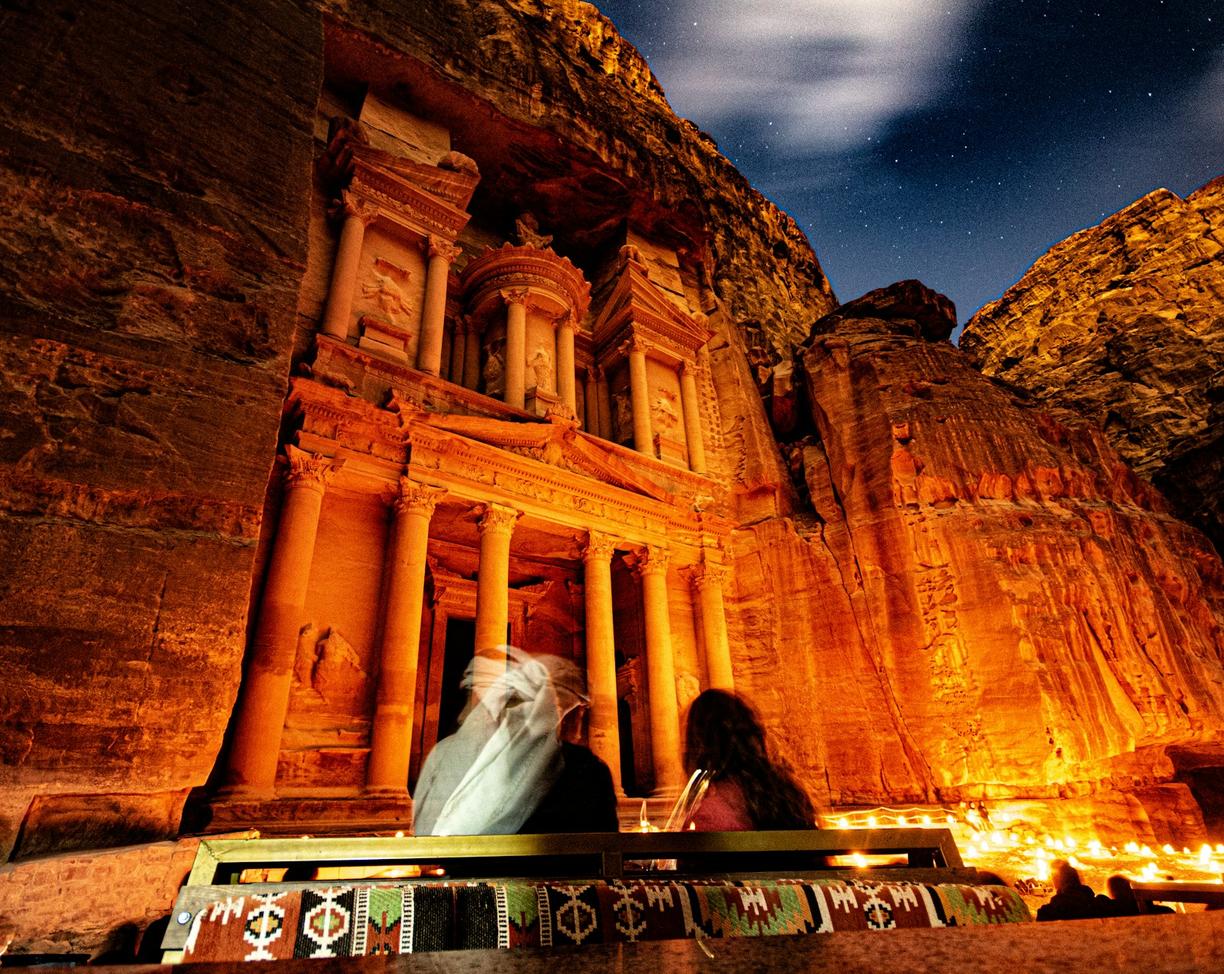 Jordania. Petra by Night: Czy warto zobaczyć Skarbiec oświetlony świecami?