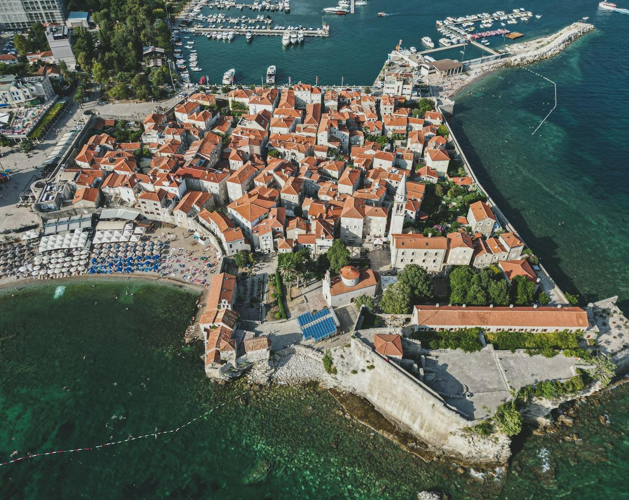Czarnogóra. Ceny w Budvie 2025/26: Ile kosztuje obiad, leżaki na plaży i wycieczka do Kotoru?