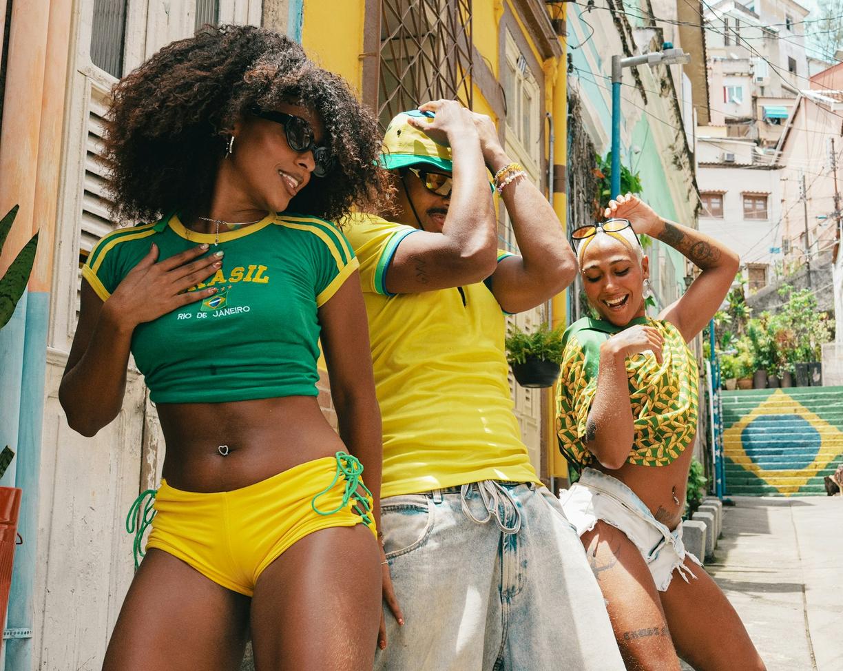 Kolorowa ulica Rio de Janeiro z uśmiechniętymi ludźmi w barwach Brazylii.