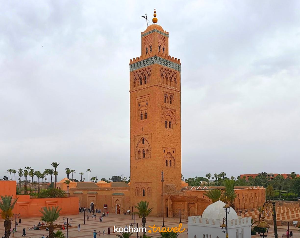 Majestatyczny minaret Meczetu Kutubijja w Marrakeszu, Maroko.