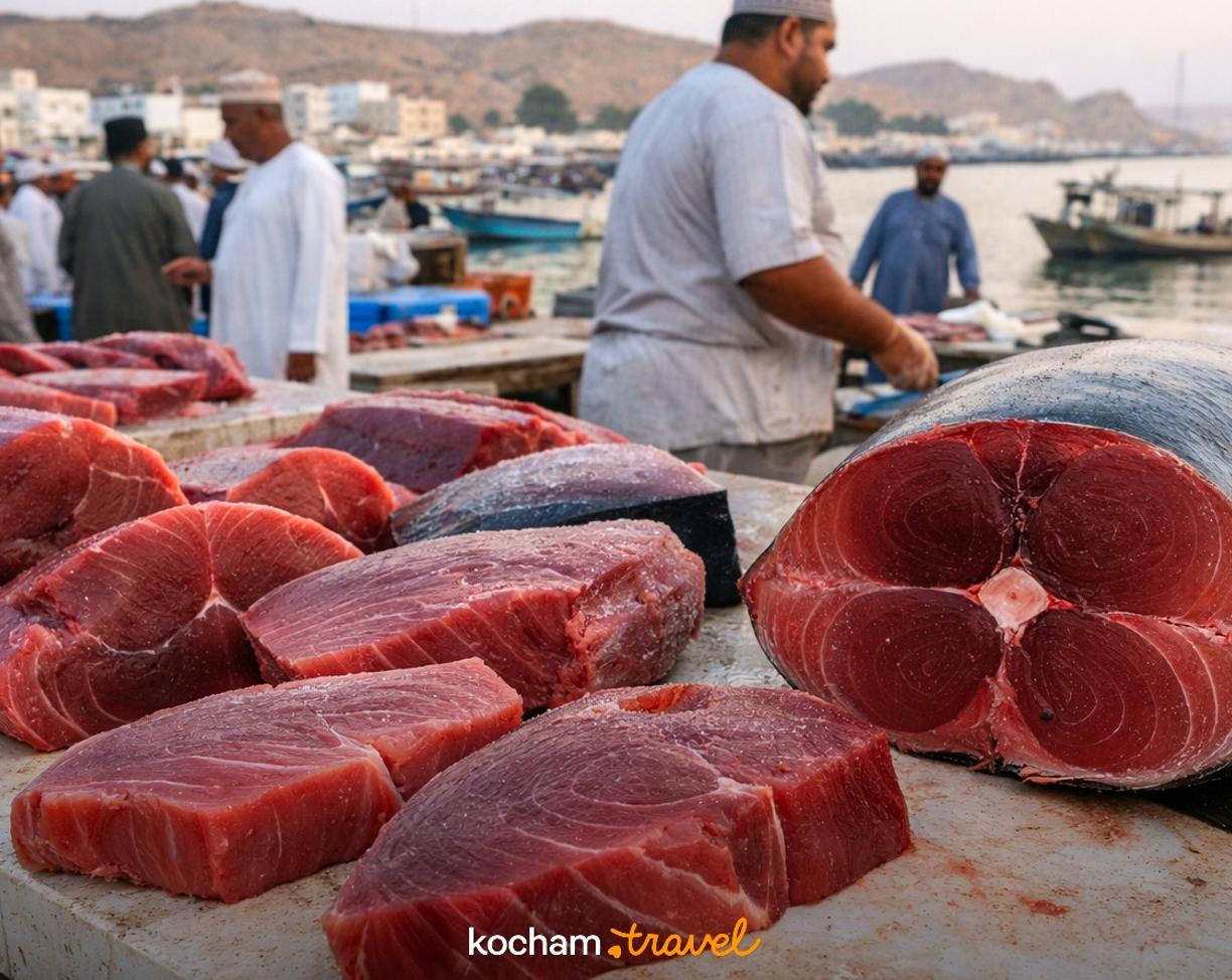 Ilustracja do tematu: Oman. Ceny na porannym targu rybnym w Sur: ile zapłacisz za kilogram świeżego tuńczyka?