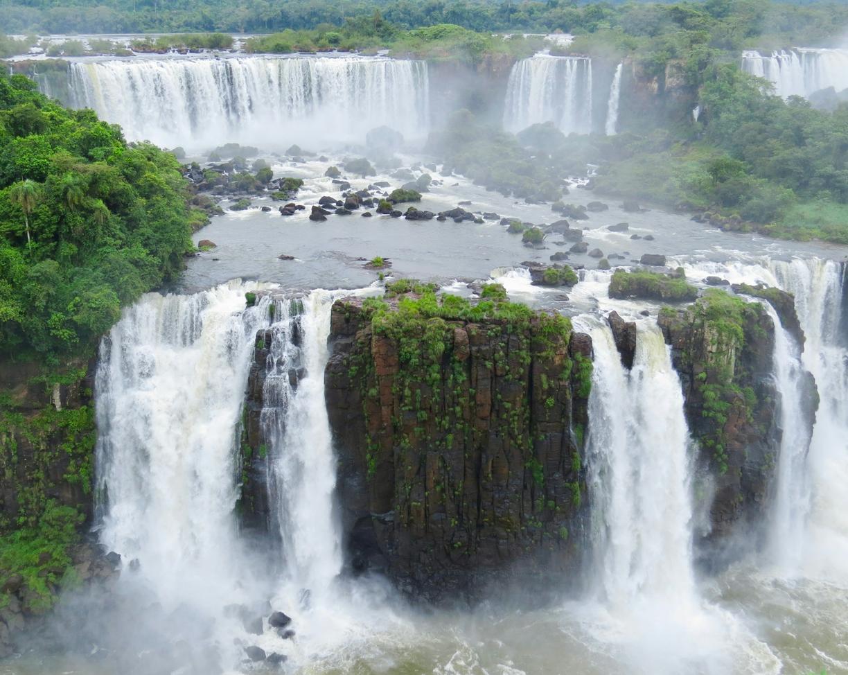 Co zwiedzić w Argentynie? Wodospady Iguazu, lodowiec Perito Moreno i kolorowe góry