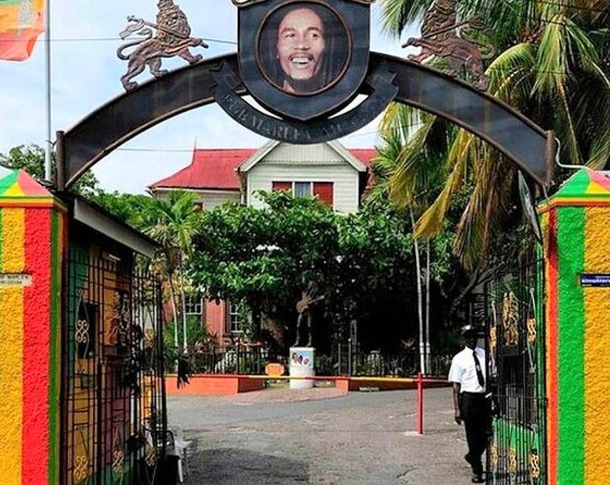 Wejście do Muzeum Boba Marleya, Kingston, Jamajka, kultura reggae