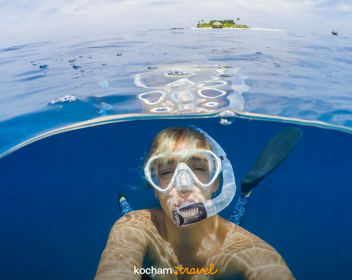 Snorkeling na rajskiej wyspie, widok pod i nad wodą.