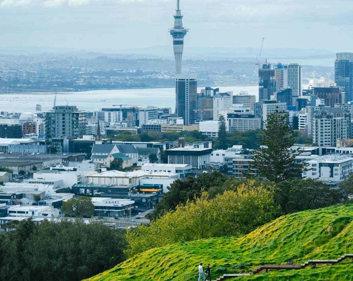 Ceny w Auckland 2025/26: Ile kosztuje wstęp na Sky Tower, obiad i transport?