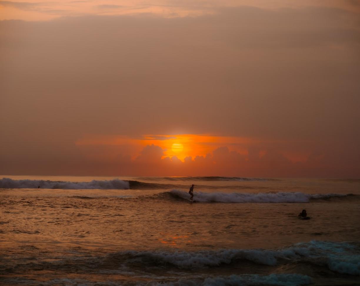 Surfing na Bali: Najlepsze spoty dla początkujących w Kucie i Canggu