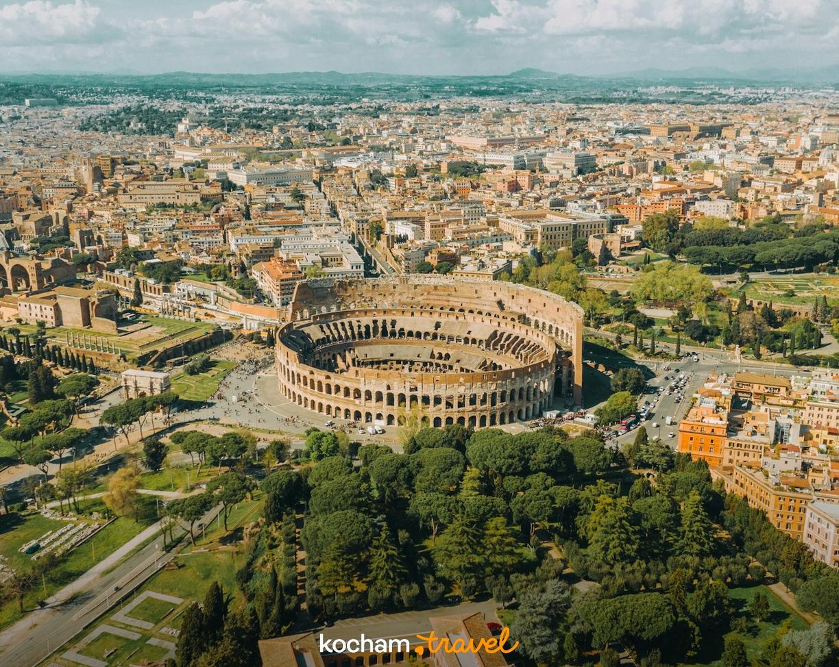 Panorama Rzymu z Koloseum i Forum Romanum.