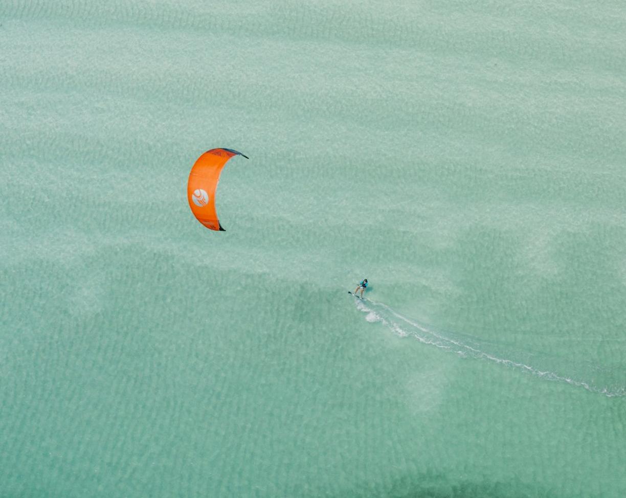 Kitesurfing na plaży w Zanzibarze