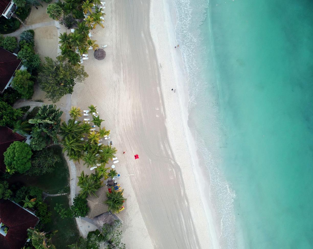 Jamajka. Poza Seven Mile Beach: Odkryj ukryte zatoczki i klify Negrilu.