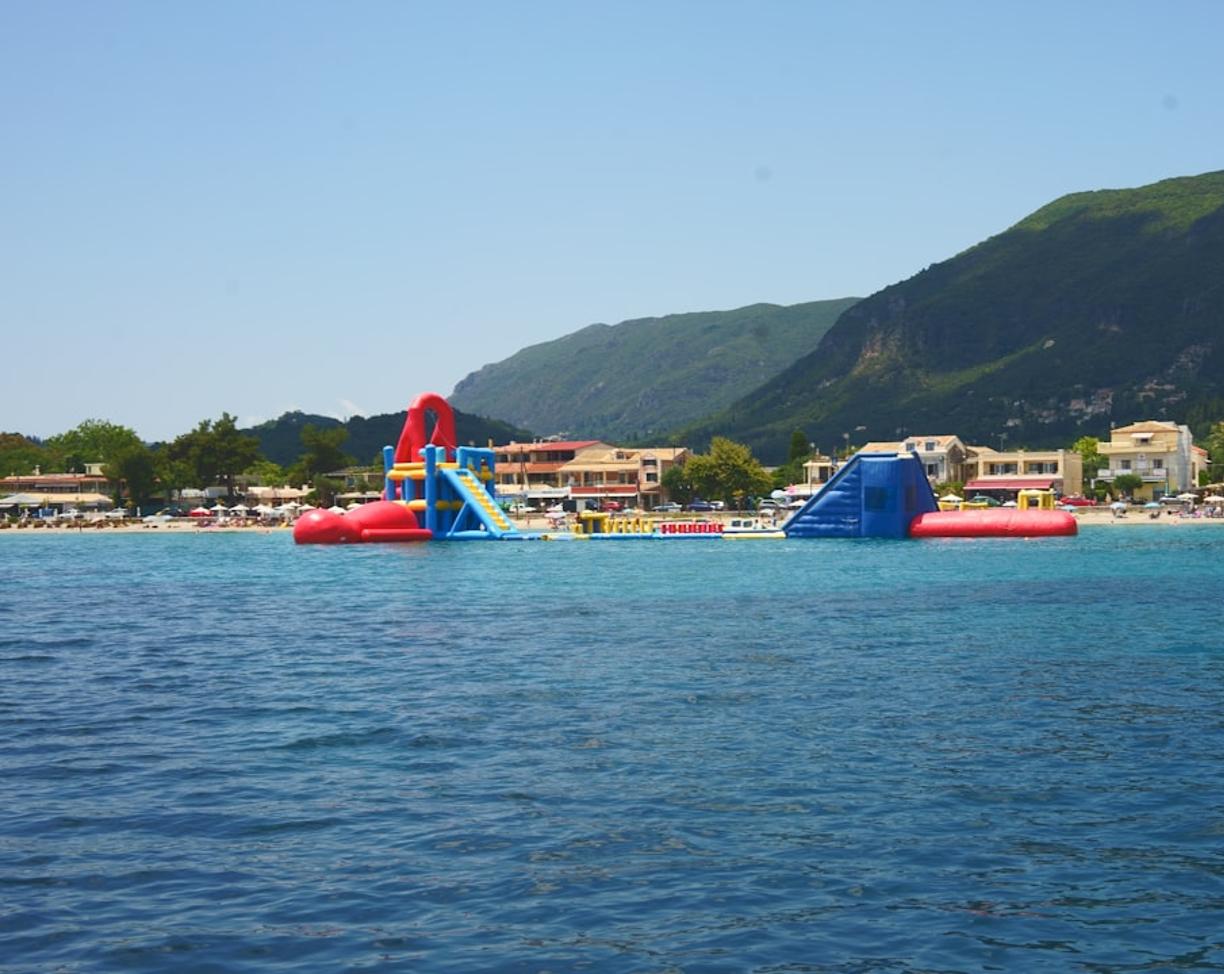 Korfu z dziećmi: Najlepsze plaże i hotele dla rodzin na zielonej wyspie